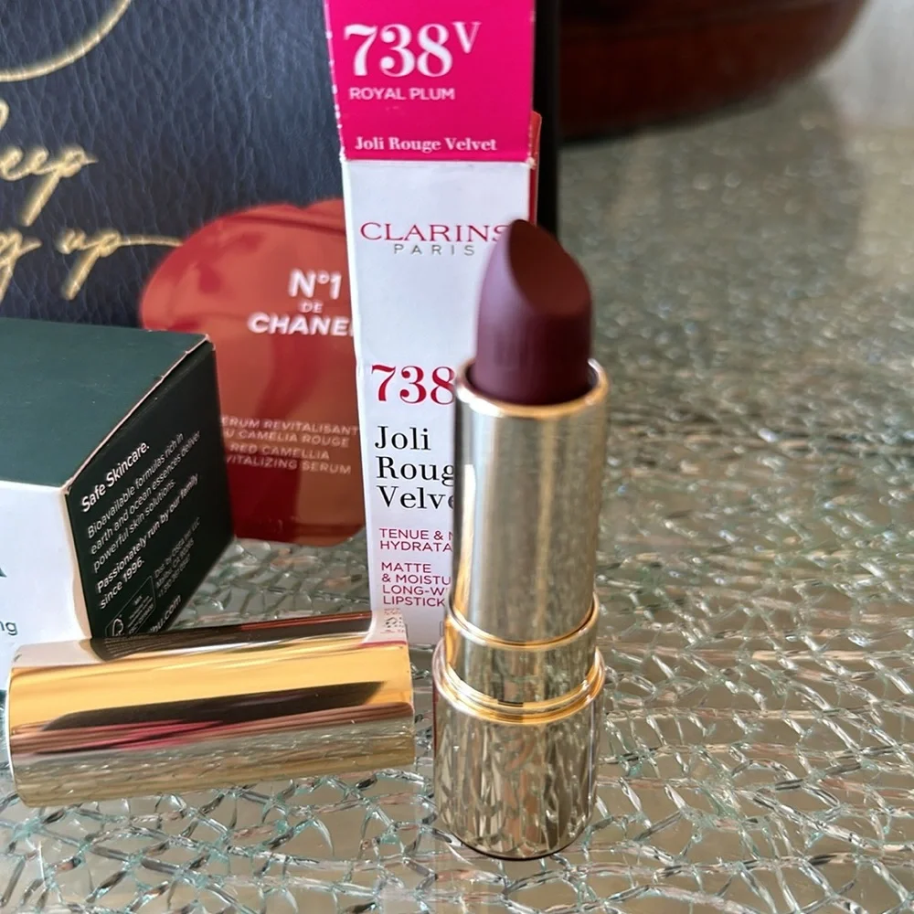 COSMETIC BAG WITH LOTS OF LITTLE ITEMS!  CLARINS LIPSTICK 738V IS FULL SIZE